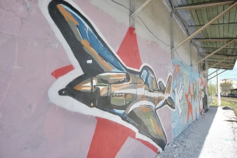 Победе посвящается: здание у станции Павшино в Красногорске украсило патриотическое граффити
